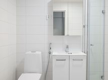 2026 valmistuvan linjasaneerauksen yhteydessä uusittu kylpyhuone.