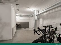 Ulkoiluvälinevarasto, missä pyörienpesupaikka