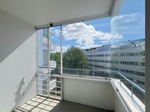 Tilavalta eteläparvekkeelta avautuu avarat näkymät sisäpihalle.