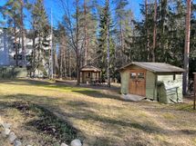 Pihapiiri on viihtyisä ja vehreä.