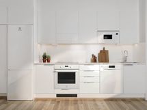 Kuvassa Pohjola rakennuksen ennakkomarkkinointiesitteen alustava ehdotus keittiövaihtoehdoista.