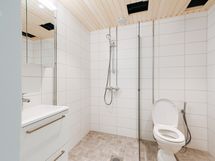 Kylpyhuoneeseen voi asentaa täysikokoisen pesukoneen. Pesula löytyy myös!