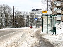 Julkiset liikenneyhteydet ovat mainiot bussien ja ratikoiden liikennöidessä lähellä. Metrolle 850m.