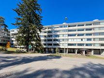 Taloyhtiö seisoo jykevästi omalla tontillaan