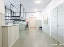 Eteinen, jossa vaatteiden säilytystila