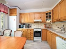 Keittiössä runsaasti kaappi- ja laskutilaa.