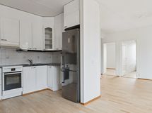 Keittiö avautuu ruokatilaan ja olohuoneeseen