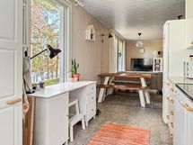 Keittiöstä näkymät olohuoneen suuntaan