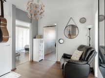 Makuuhuonepuolen aulaa, vasen ovi kph:een.