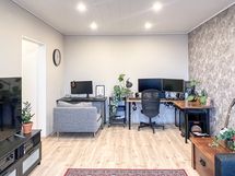 Olohuoneessa on kattoon upotetut valot.