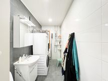 Kylpyhuoneeseen mahtuu vaikka pesutorni.