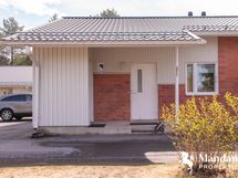 Asunnon uylko-ovi tieltä päin katsottuna.
