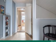 as.1 yläkerran aula ja as., sekä as.2 välinen ovi