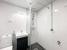 Kylpyhuoneessa on liitäntä ja hyvä paikka pesukoneelle.