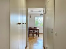 Eteisessä on myös kaapistot ja vaatehuone