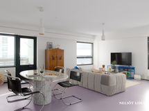 Tilava olohuone, josta käynti parvekkeelle