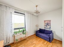 Makuuhuoneita on kaksi, kuvassa pienempi, johon mahtuu myös isompi sänky.