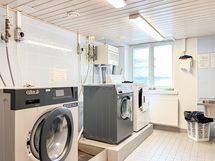 Pyykinpesu onnistuu näppärästi myös taloyhtiön pesutuvassa.