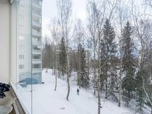 Lasitetulta parvekkeelta on vehreät puistonäkymät