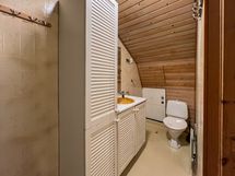 Yläkerran kylpyhuone. Paikka pesukoneelle löytyy.