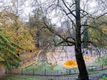 Näkymä ikkunasta puistoon