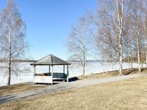 Kotia vastapäätä on Pyhäjärvi ja hienot lenkkeilyreitit rantaa pitkin.