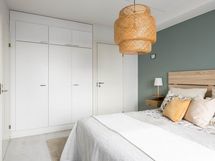 Makuuhuoneessa paljon kaappitilaa, sekä vaatehuone!