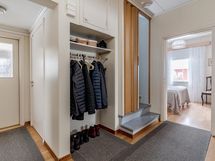 asuinkerroksen tilava vaatenaulakko