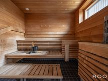 Taloyhtiön ylimmän kerroksen edustavat saunatilat.