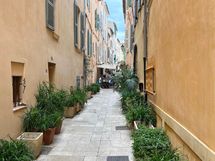 St Tropez on täynnä kauniita vanhoja rakennuksia ja pieniä kujia