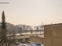 Olohuoneesta näkyy merelle