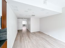 Tilava olohuone rauhallisen sisäpihan puolelle itään.