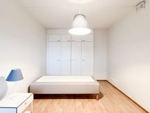 Molemmissa makuuhuoneissa on kiinteät kaapistot.