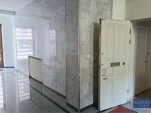 Liiketilasta on esteetön käynti rappukäytävään.