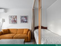 Olohuoneeseen on tehty oma makuusoppi.