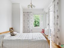 Päämakuuhuone josta käynti lasitetulle parvekkeelle.