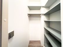 Erillinen vaatehuone.