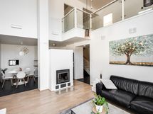 Näkymä olohuoneesta keittiöön päin.