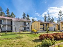 Yhtiön kaunis piha-alue