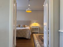 Iso makuuhuone, jonka yhteydessä toinen kph