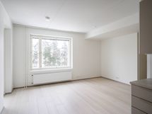Oleskelu- ja ruokailutila. Kuva asunnosta A26, jossa vastaava pohjaratkaisu, materiaalit voivat poiketa.