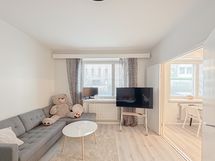 Makuu- ja olohuoneen välissä on pariovet, ja auki olleessaan luovat kokonaisuudesta avaran.