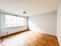 Suuret ikkunat mukailevat yhtiön rakennusvuoden henkeä ja suuntaavat etelään.