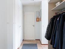 Eteisaulassa on säilytystilaa