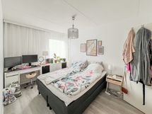 Makuuhuoneessa on hyvin tilaa parisängylle