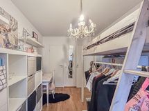 Toisen makuuhuoneen yhteydessä on vaatehuone