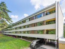 Talo sijaitsee hiljaisella paikalla päättyvän tien päässä