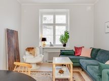 Iso ikkunasta tulee paljon luonnonvaloa
