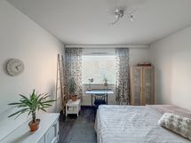 Makuuhuone on erittäin tilava ja runsaalla kaappitilalla varustettu.