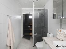Yläkerran kylpyhuone ja sauna